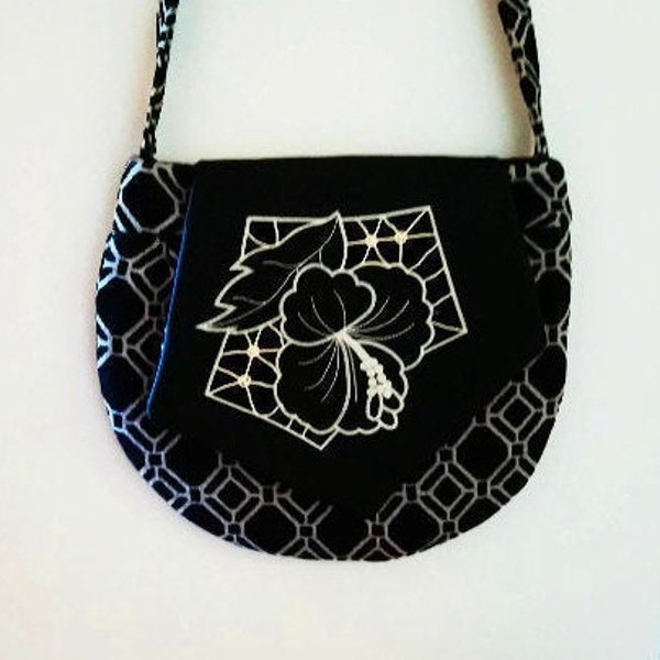 Sac à main, broderie RICHELIEU , sac en tissu Jacquard noir et blanc. Rabat simili cuir noir brodé.