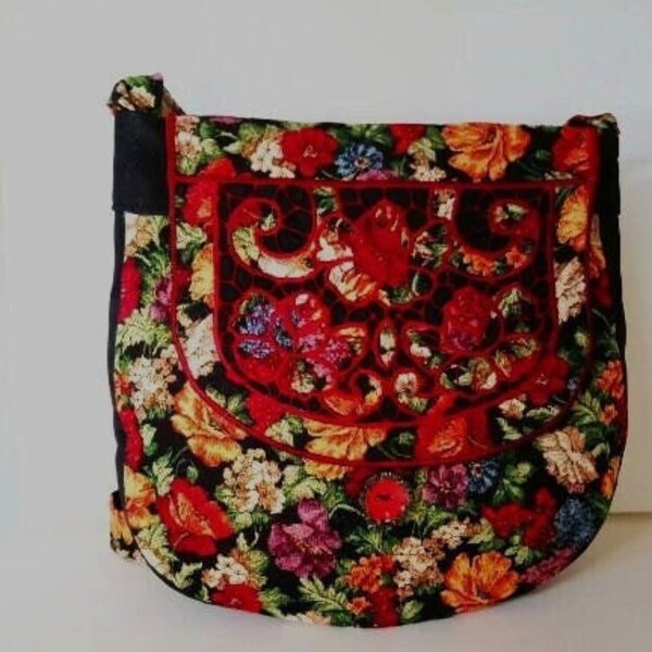 Sac à main pour femme sac brodé Richelieu floral tissu Jacquard   imprimé roses  broderie florale Richelieu bordeaux sur fond noir.