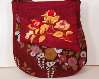 Sac à main pour femme brodé en tissu japonais bordeaux imprimé , rabat liège bordeaux broderie florale.