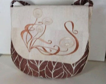 Sac à main  pour femme en tissu Jacquard  Thevenon imprimé marron glacé et blanc grand sac chic rabat liège blanc brodé broderie florale.