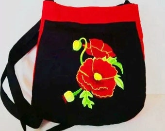 Sac à main brodé pour femme bi-matiere un tissu Jeans bleu foncé et un tissu liège rouge  broderies coquelicots soufflet liège rouge.