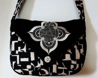 Sac à main pour femme sac brodé sac en  tissu ameublement noir et blanc et liège noir.,rabat brodé, broderie contemporaine écrue .