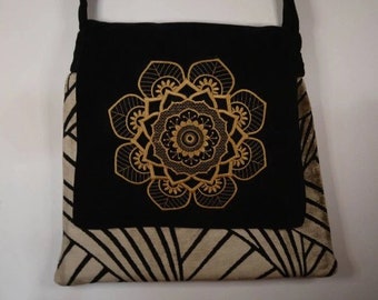 Sac à main brodé pour femme en tissu velours ras beige et noir sac bandoulière sac brodé rabat velours noir brodé Mandala .