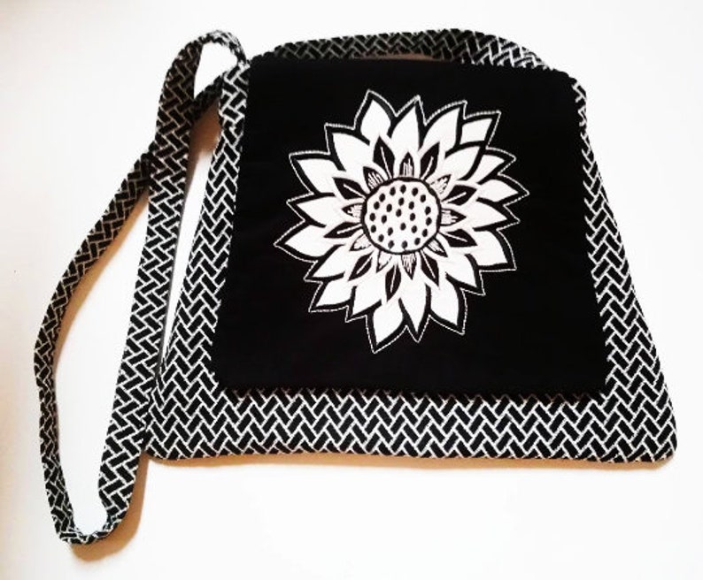 Sac à main pour femme en tissu Jacquard noir impressions blanches broderie fleur appliquée blanche sur rabat sac bandoulière. image 2
