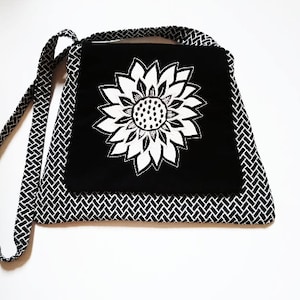 Sac à main pour femme en tissu Jacquard noir impressions blanches broderie fleur appliquée blanche sur rabat sac bandoulière. image 1