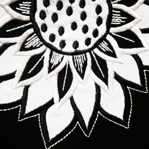 Sac à main pour femme en tissu Jacquard noir impressions blanches broderie fleur appliquée blanche sur rabat sac bandoulière. image 7