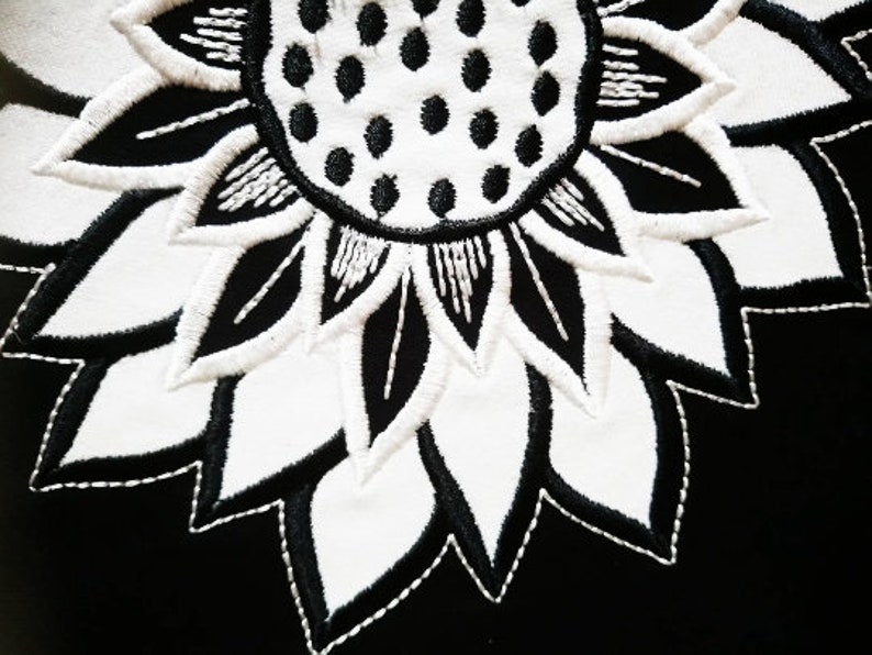 Sac à main pour femme en tissu Jacquard noir impressions blanches broderie fleur appliquée blanche sur rabat sac bandoulière. image 7