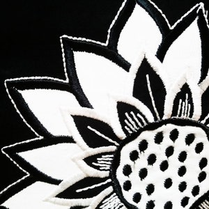Sac à main pour femme en tissu Jacquard noir impressions blanches broderie fleur appliquée blanche sur rabat sac bandoulière. image 6