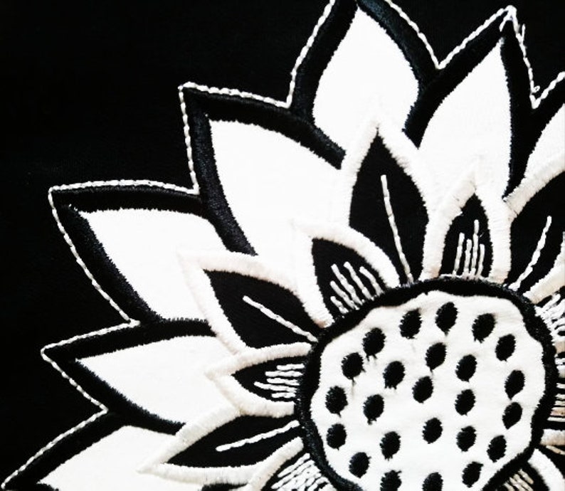 Sac à main pour femme en tissu Jacquard noir impressions blanches broderie fleur appliquée blanche sur rabat sac bandoulière. image 6