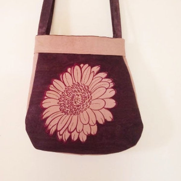 Sac à main pour femme en liège sac brodé en tissu liège  deux tissus liège rose et violet  broderies fleurs appliquées soufflet.