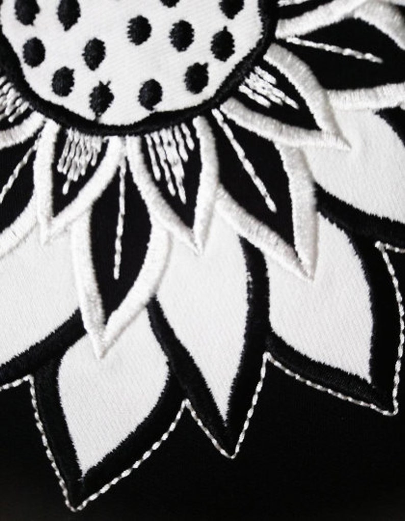 Sac à main pour femme en tissu Jacquard noir impressions blanches broderie fleur appliquée blanche sur rabat sac bandoulière. image 5