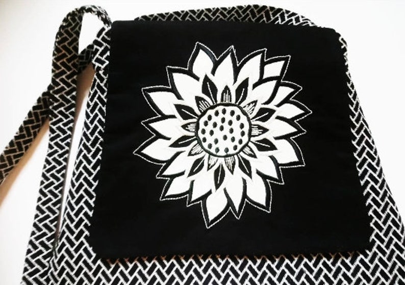 Sac à main pour femme en tissu Jacquard noir impressions blanches broderie fleur appliquée blanche sur rabat sac bandoulière. image 3