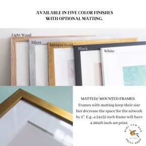 Peut inclure: Pr&eacute;sentation de cadres d'art en cinq finitions de couleurs : bois clair, argent, or antique, noir et blanc. Le texte explique que les cadres avec passe-partout r&eacute;duisent l'espace de l'&oelig;uvre de 5 cm. Le logo de la boutique est &eacute;galement visible.