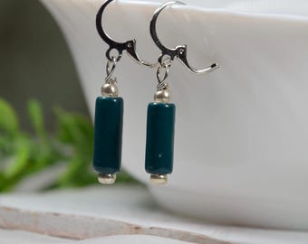 Pendientes colgantes de cuentas de turquesa oscura / Joyería bohemia con cuentas sin níquel