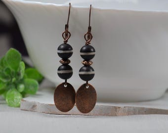 Pendientes colgantes de cobre estilo bohemio chic: cuentas de rayas blancas y negras