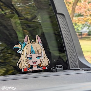 Pode incluir: Um autocolante com uma personagem de anime com cabelo loiro, madeixas azuis e olhos azuis, com orelhas de gato. A personagem está a espreitar por cima de um objeto. O autocolante está num vidro de carro. O texto "Kittygorian" está na parte inferior.