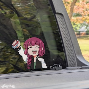 Puede incluir: Una pegatina para ventana de coche con un personaje de estilo anime con pelo rosa y una chaqueta negra y blanca, sosteniendo una caja de jugo. La pegatina tiene el texto "Kittygoriian" en la parte inferior. El fondo muestra árboles.