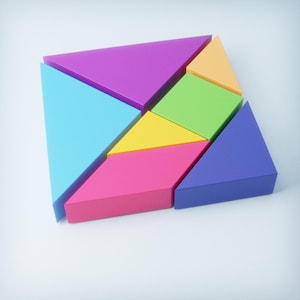 Puede incluir: Un colorido rompecabezas tangram compuesto por formas geométricas en varios colores, incluyendo morado, azul, amarillo, verde, naranja y rosa. El rompecabezas está dispuesto sobre un fondo blanco, mostrando los vibrantes tonos de las piezas.