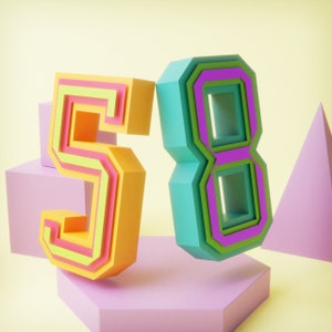 Puede incluir: Una representación 3D colorida de los números 58. El número 5 es amarillo, naranja y verde. El número 8 es turquesa, verde y morado. Los números están en una plataforma rosa.