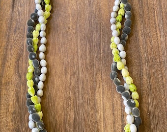 Lei único de 3 hebras de Mgambo, Lágrimas de Job y Pikake Verde Forever de 76 cm (30 pulgadas)