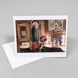 Puede incluir: Una pintura de acuarela de un camerino de backstage con una chaqueta verde colgada de un gancho, un tablero de dardos en la pared, un espejo con luces y un ramo de flores rosas en un jarrón. El texto "Stage Right" está escrito en un espejo.