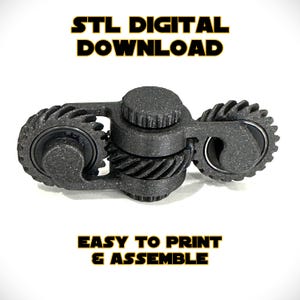Puede incluir: Un juguete de fidget de engranajes de plástico negro impreso en 3D con una superficie texturizada. El juguete tiene tres engranajes que giran y una pequeña perilla en la parte superior. El texto "STL DIGITAL DOWNLOAD" está en la parte superior de la imagen y el texto "EASY TO PRINT & ASSEMBLE" está en la parte inferior de la imagen.