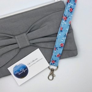 Mango de llavero floral azul y rosa, pulsera de llavero, correa de muñeca de tela, clip en el cordón de la llave, accesorio de llave de automóvil, regalos para ella, pulsera