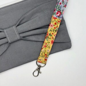 Correa de llavero de pulsera amarilla y azul: accesorio de llavero para mujeres y adolescentes. Linda correa de tela floral, se adapta a cualquier muñeca funcional y linda!