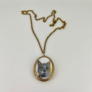 vintage 80s CAT CAMEO LOCKET victorian style with gold chain . pussycat theme cabochon necklace . gold tone metal kitty pendent . grannycore