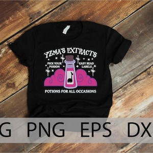 Può includere: Maglietta nera con una grafica bianca di una bottiglia di pozione con un lama all'interno. Il testo "YZMA'S EXTRACTS" è sopra la bottiglia e "POTIONS FOR ALL OCCASIONS" è sotto la bottiglia.