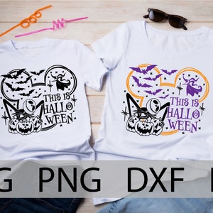 Puede incluir: Dos camisetas blancas con un diseño de cabeza de Mickey Mouse en blanco y negro con Jack Skellington de Pesadilla antes de Navidad. El texto en las camisetas dice "This is Hallo Ween".