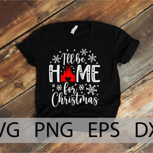 Może przedstawiać: Czarny T-shirt z białym nadrukiem, na kt&oacute;rym widnieje napis "I'll be home for Christmas" z sylwetką zamku Kopciuszka i uszami Myszki Miki w środku słowa "home".