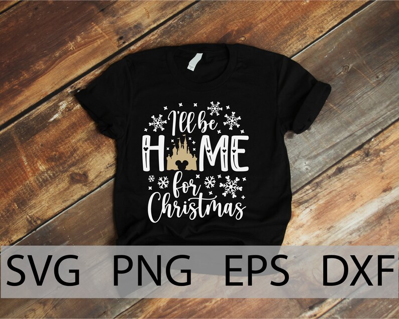 Może przedstawiać: Czarny T-shirt z białym nadrukiem graficznym, na kt&oacute;rym widnieje napis "I'll be home for Christmas" wraz ze złotym zamkiem i sylwetką Myszki Miki.