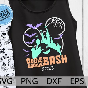 Puede incluir: Un top negro de tirantes con una silueta blanca de la cabeza de Mickey Mouse. La silueta contiene un castillo verde y azul con murciélagos volando a su alrededor. El texto "Oogie Boogie Bash 2023" está en naranja y rosa.