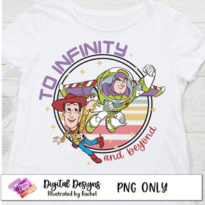 Puede incluir: Una camiseta blanca con un gráfico colorido de Woody y Buzz Lightyear de Toy Story. El gráfico presenta un círculo con el texto "To Infinity and Beyond" y un fondo a rayas de colores.