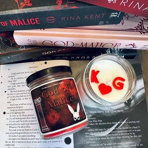 Gott der Bosheit | Rina Kent | Vermächtnis der Götter | Killian Carson | Glyndon-König | Dunkle Romanze | Bücherwurm inspiriert Kerze