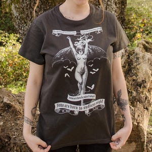 Some are born to the Endless Night. Camiseta Serigrafiada a mano. Bat Woman Screen Printed T-shirt