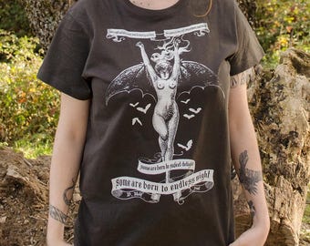 Some are born to the Endless Night. Camiseta Serigrafiada a mano. Bat Woman Screen Printed T-shirt
