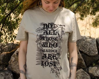 Not all those who wander are lost, camiseta 100% algodón orgánico serigrafiada a mano. Screen printed organic cotton tee.