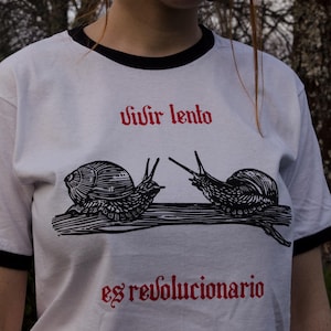 Vivir Lento. Camiseta serigrafiada artesanalmente 100% algodón. Hand Screen Printed Cotton Tee