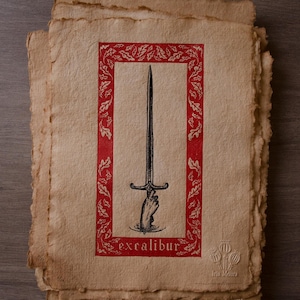 Peut inclure: Une pile d'impressions sur papier vieilli. Chaque impression présente une illustration encadrée en rouge d'une épée tenue par une main, avec le mot "excalibur" en dessous. Les impressions ont un aspect texturé et antique.