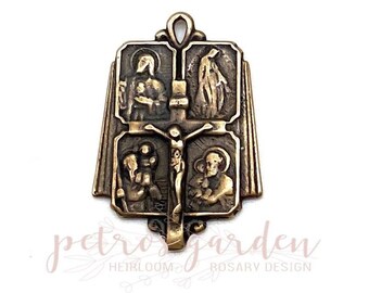 Peut inclure: Un pendentif religieux en bronze vintage avec un crucifix et quatre images de saints. Le pendentif est détaillé avec des sculptures complexes et une boucle pour l'accrocher.