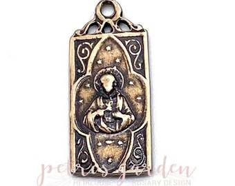 Peut inclure: Un charme en métal doré représentant une figure religieuse avec une croix. Le charme est rectangulaire avec un design orné et un fond noir.