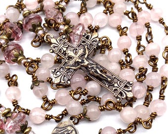 Rosario in quarzo rosa: pietra preziosa rosa / avvolto in filo / cuore sacro in bronzo massiccio / fatto a mano / cimelio cattolico / rosario nuziale