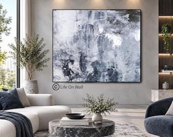 Puede incluir: Una gran pieza de arte mural cuadrada que presenta una composición abstracta de capas de pintura blanca, gris y negro carbón con pinceladas texturizadas visibles. La obra está enmarcada en un borde negro fino e incluye el texto Life On Wall.