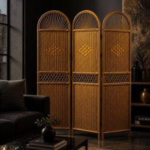 Puede incluir: Un biombo de tres paneles hecho de rat&aacute;n tejido. El biombo es de color marr&oacute;n dorado y presenta una parte superior arqueada con un dise&ntilde;o en forma de abanico. Los paneles tejidos tienen un patr&oacute;n de diamantes en la parte inferior y un dise&ntilde;o geom&eacute;trico en el centro.