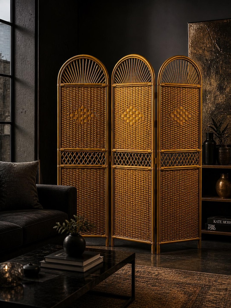 Puede incluir: Un biombo de tres paneles hecho de rat&aacute;n tejido. El biombo es de color marr&oacute;n dorado y presenta una parte superior arqueada con un dise&ntilde;o en forma de abanico. Los paneles tejidos tienen un patr&oacute;n de diamantes en la parte inferior y un dise&ntilde;o geom&eacute;trico en el centro.