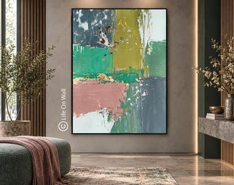 Puede incluir: Una pintura abstracta rectangular de gran tamaño con pinceladas gruesas y texturizadas en tonos verde oliva, salvia, rosa empolvado, gris carbón y blanco, con sutiles acentos dorados metálicos superpuestos en el centro del lienzo.
