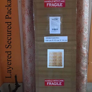 Puede incluir: Un paquete de cart&oacute;n rectangular grande con etiquetas "FR&Aacute;GIL" y "MANEJAR CON CUIDADO". Dimensiones: 186 cm x 53 cm x 14 cm. El paquete est&aacute; sellado y listo para enviar, con texto "Layered Secured Packaging".