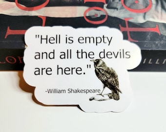 Könnte beinhalten: Weißer Aufkleber mit einer Schwarzweißillustration eines Rabens. Der Aufkleber zeigt das Zitat "Die Hölle ist leer und alle Teufel sind hier." zugeschrieben William Shakespeare.